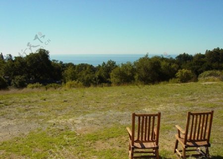 花园椅两张无人树林沙滩椅遥望蓝天山草坪图片