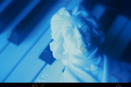 深蓝色调的肖邦石膏头像和钢琴琴键图片