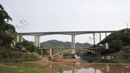 孪生拱桥图片