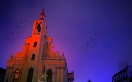 西式婚礼教堂夜景图片
