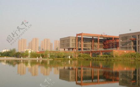 重庆大学建筑倒影图片