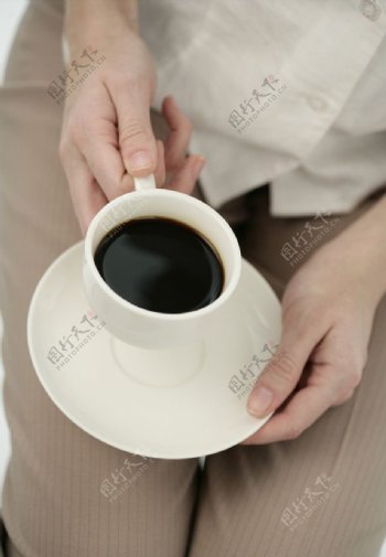 手握咖啡杯图片