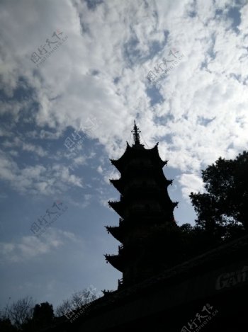 天峰塔逆光照图片