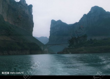 美丽的东风湖峡谷风光凹河两扇门图片