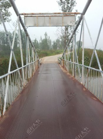 龙泽湖铁桥图片