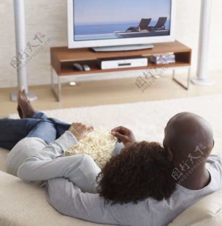 看电视的情侣图片