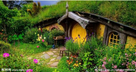 童话绿色山寨小屋图片