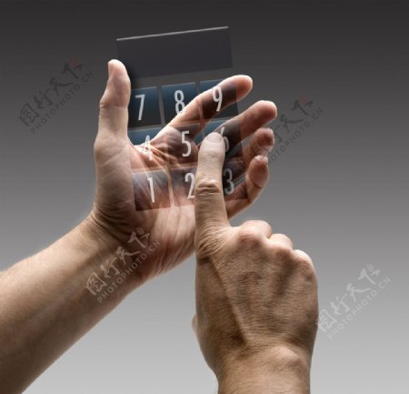 手拿透明玻璃模型手势图片