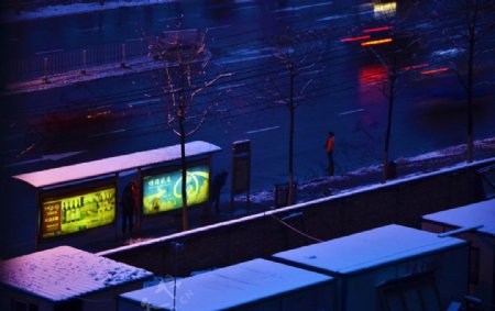 雪夜的公交站图片