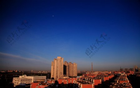 天津蔚蓝天空的早晨图片