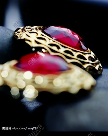 珠光宝气之红宝石耳环图片