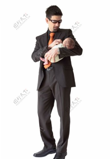 抱孩子的男人图片