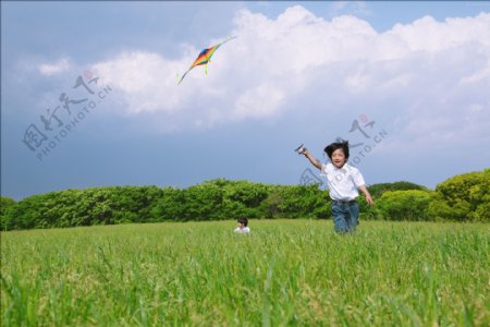 孩童放风筝图片