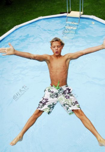 跳水的男孩图片