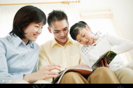 一家人在看书图片