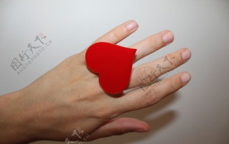 戴心形戒指的手图片