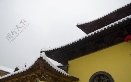 寺庙屋檐雪景图片