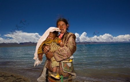 湖边藏族大妈图片