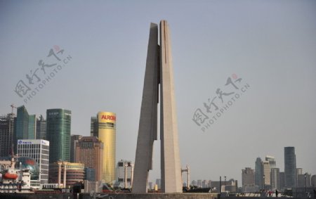 上海外滩英雄纪念碑及周围高楼图片