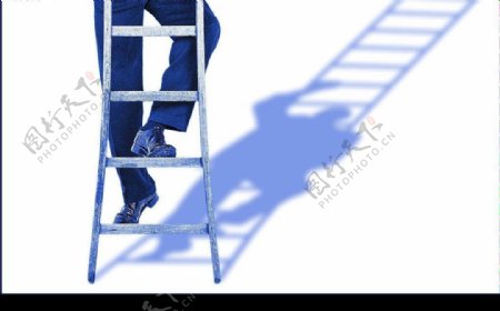 创意素材蹬梯子的人图片