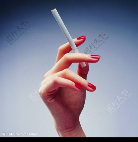 女人拿烟的手图片