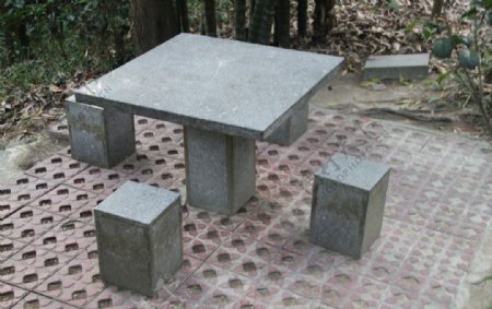 公园里的石凳石桌图片