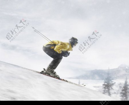 在雪地飞驰而下的滑雪人图片