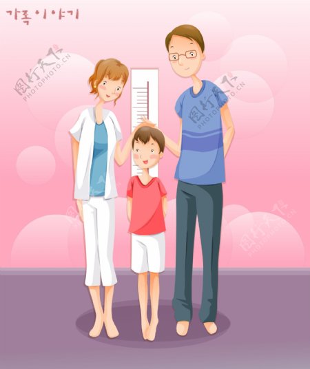 给孩子测量身高的一家人图片