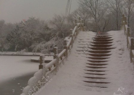 雪中石拱桥图片