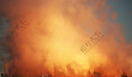 火烟雾污染烟囱工厂图片