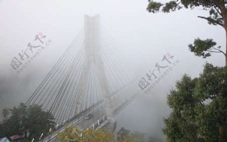 雾锁江河图片