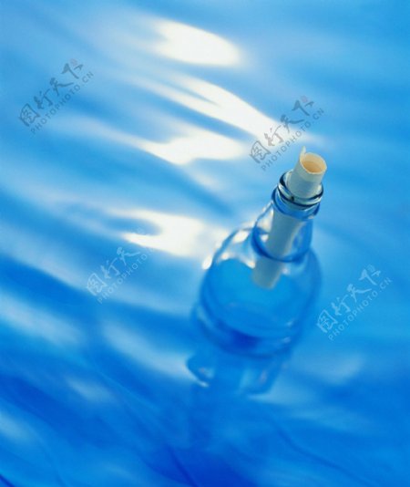 夏日水中瓶图片