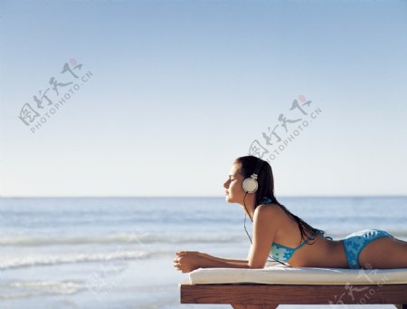 海边听歌的女人图片