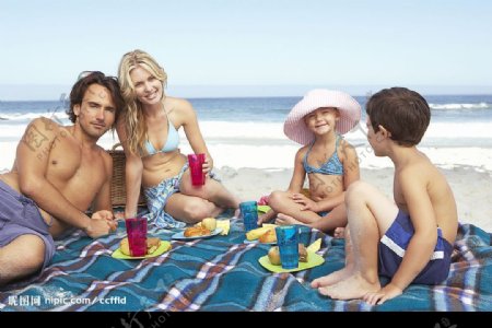 一家人沙滩午餐图片