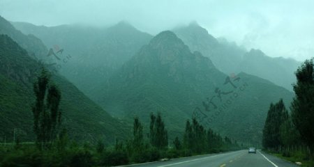 雨天的山道图片