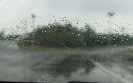 雨中挡风玻璃图片