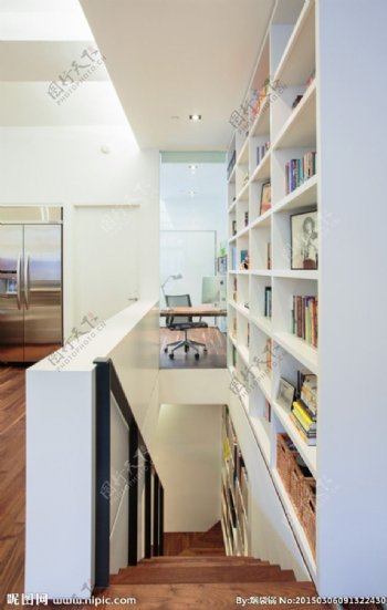 公寓楼梯旁的白色书架书柜图片