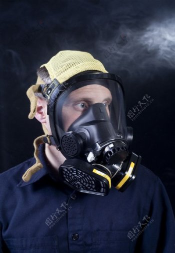带着防毒面具的工人图片
