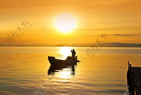 暮色渔船图片