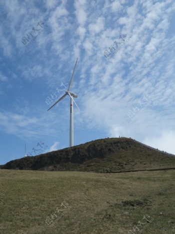 坡上草原风车图片