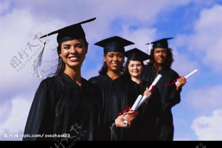 大学生毕业证书郊外图片