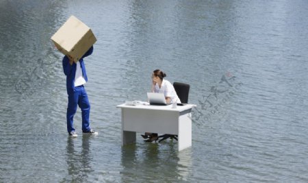 水面上工作的职业人物图片