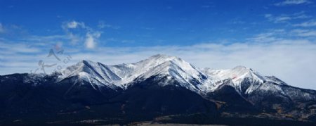 雪山全景风景图片