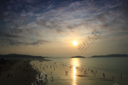 平潭岛坛南湾海边的日出图片