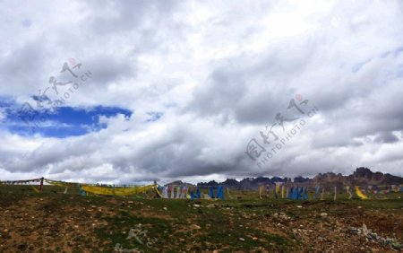 318川藏线蓝天白云下的经幡图片