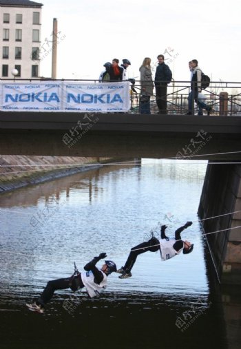 桥下攀绳索的运动员们图片