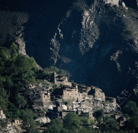 岩下的建筑房屋图片