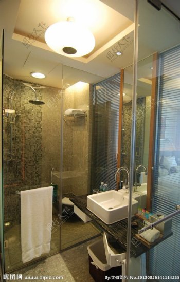 星级酒店客房浴室图片