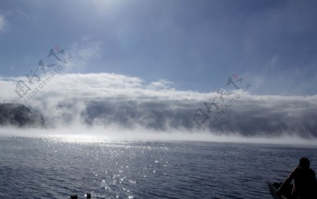 泸沽湖波光云雾图片