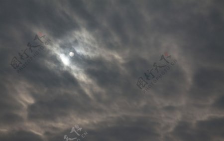 乌云中的太阳图片